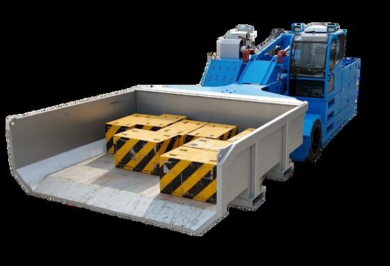 Ofenbeschickungsfahrzeug mit austauschbaren Schrottbehältern, Vertikallift und Teleskoparm für effizientes Beschicken