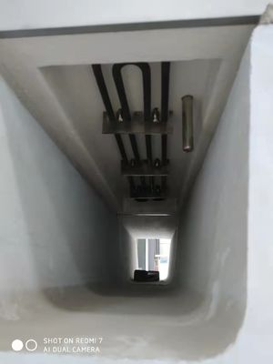 Metall-Gießrinne mit elektrischer Heizung für das Billet, das in einem Aluminium-casthouse wirft.