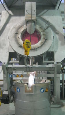 Industrielle Heizungs-schmelzender NG 930KG und haltener Aluminiumofen, der das Gießen kippt